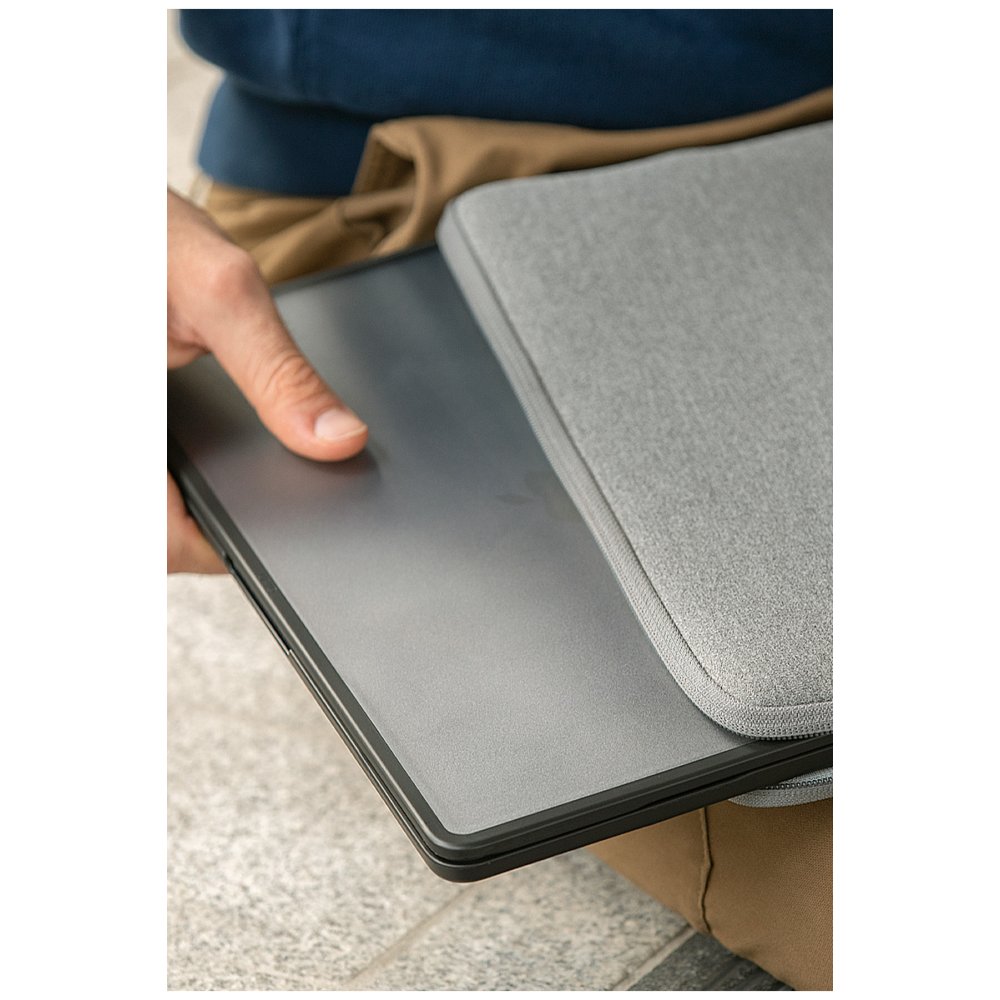 Uniq Macbook Air 13 (2022) Venture Hybrid Macbook Kapak - Siyah