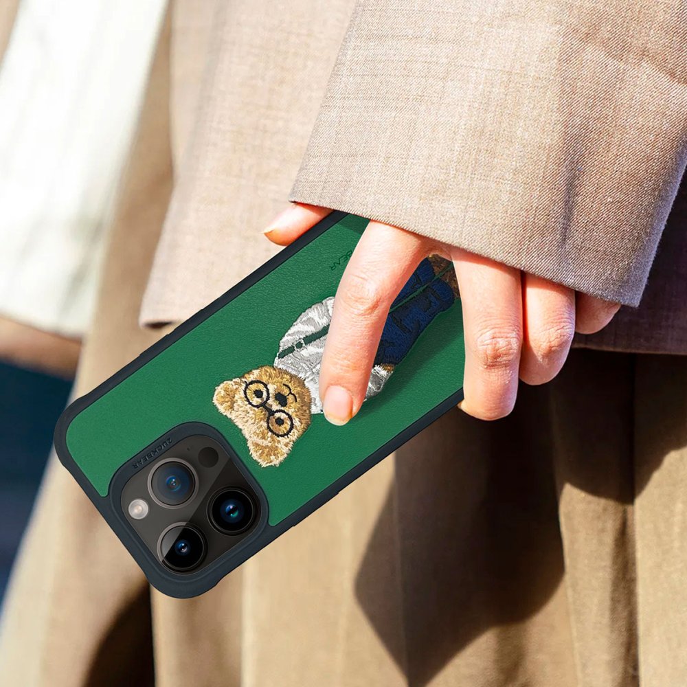 ZuckBear iPhone 15 Pro Max London Classic Kapak - Chelsea Swish