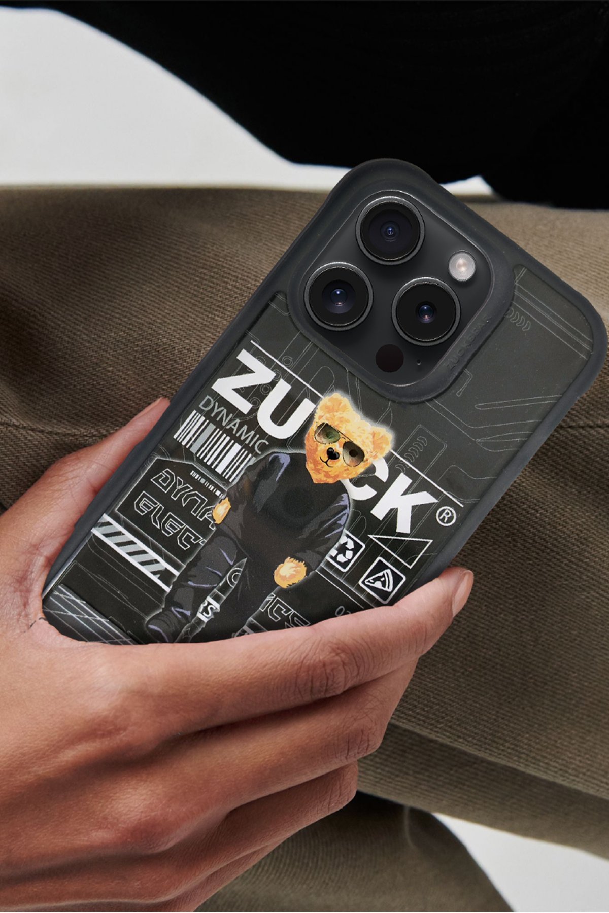 ZuckBear iPhone 15 Pro Max Claude Standlı Kapak - Siyah