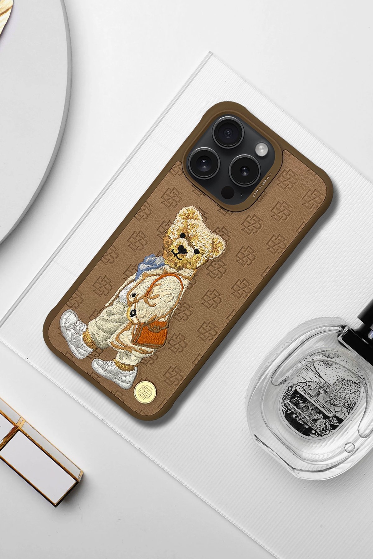 ZuckBear iPhone 15 Pro Max Claude Standlı Kapak - Kahverengi